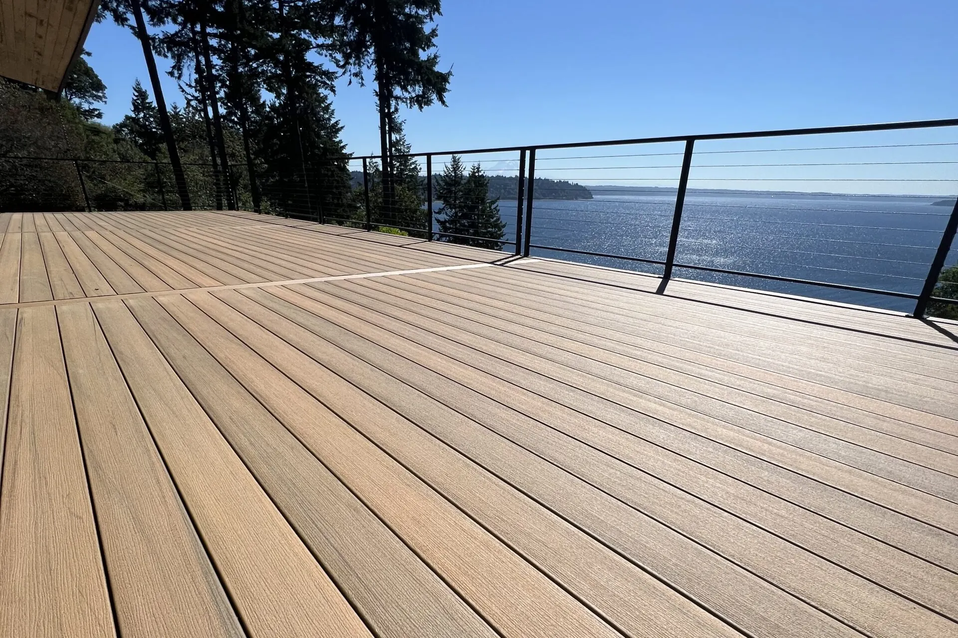 Terrasse i TimberTech Coconut Husk med utsikt over sjøen