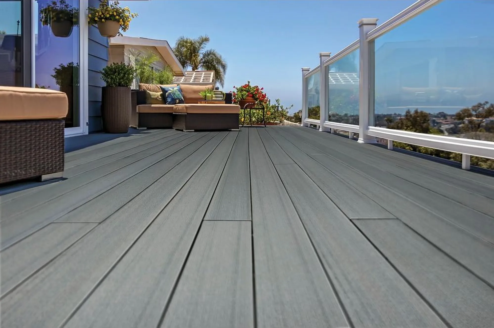Terrasse i TimberTech Sea Salt Grey med glassrekkverk