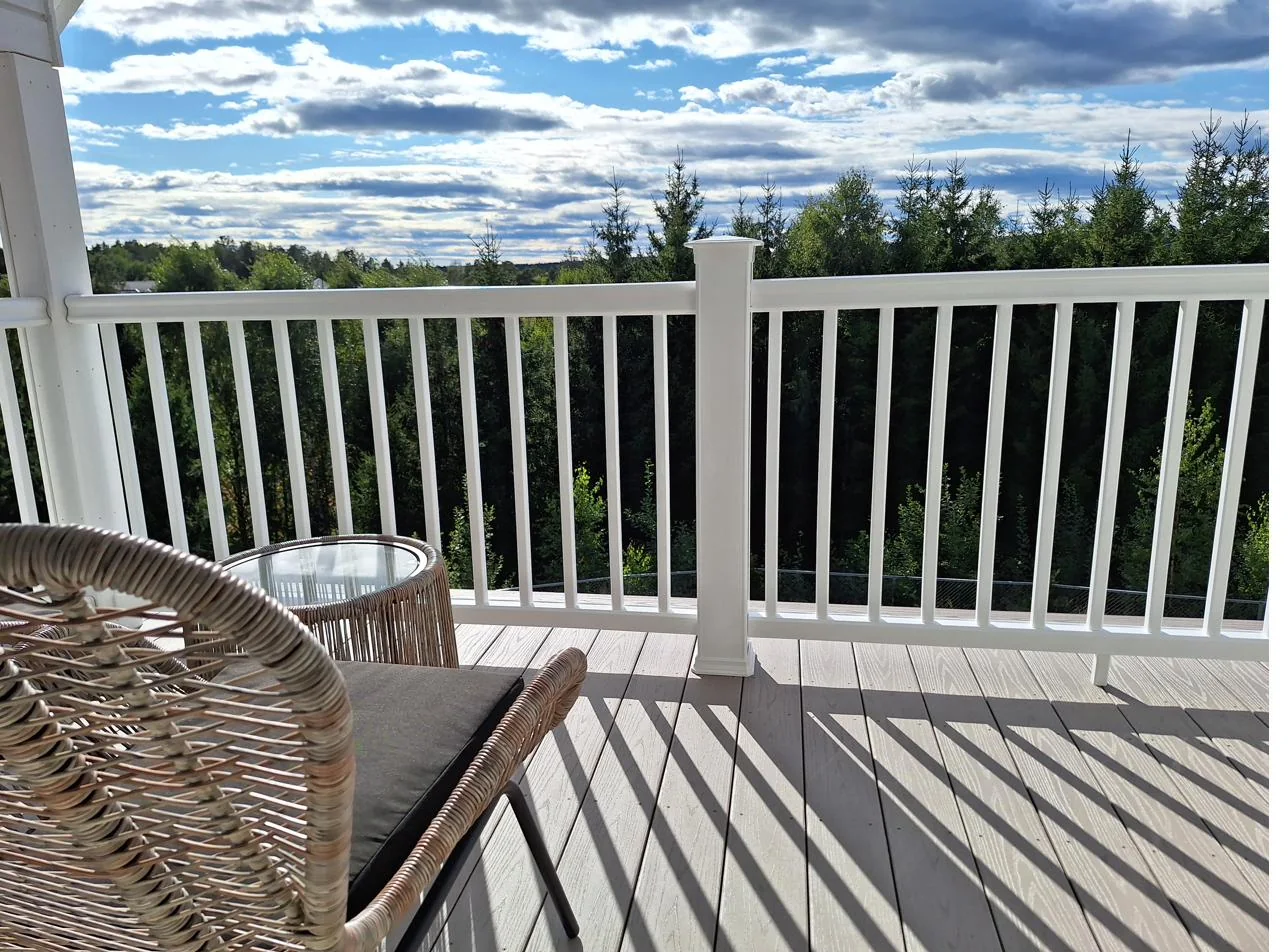 Hvitt RadianceRail kompositt rekkverk på terrasse