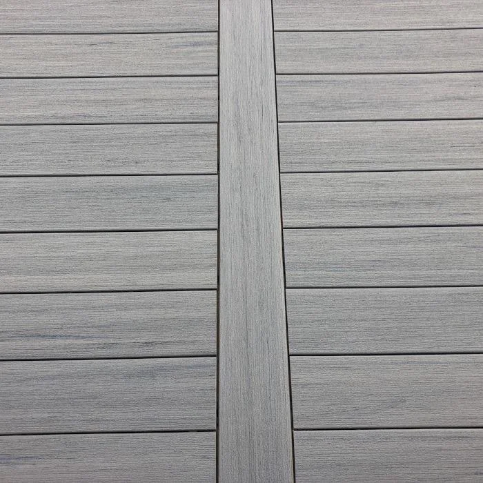 Nærbilde av Sea Salt Grey terrassebord med kantbord