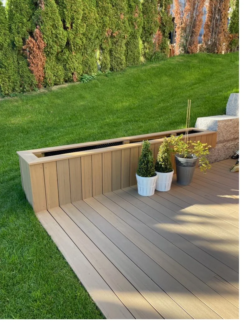Terrasse i Coconut Husk med innebygd plantekasse i samme materiale