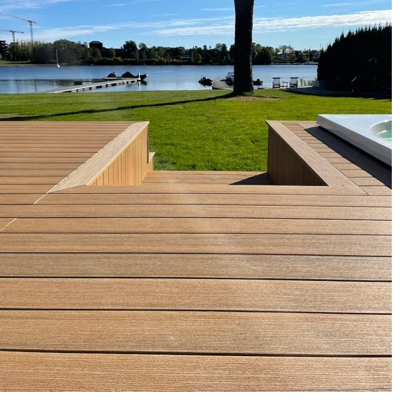 Stor Coconut Husk terrasse ved sjøkanten