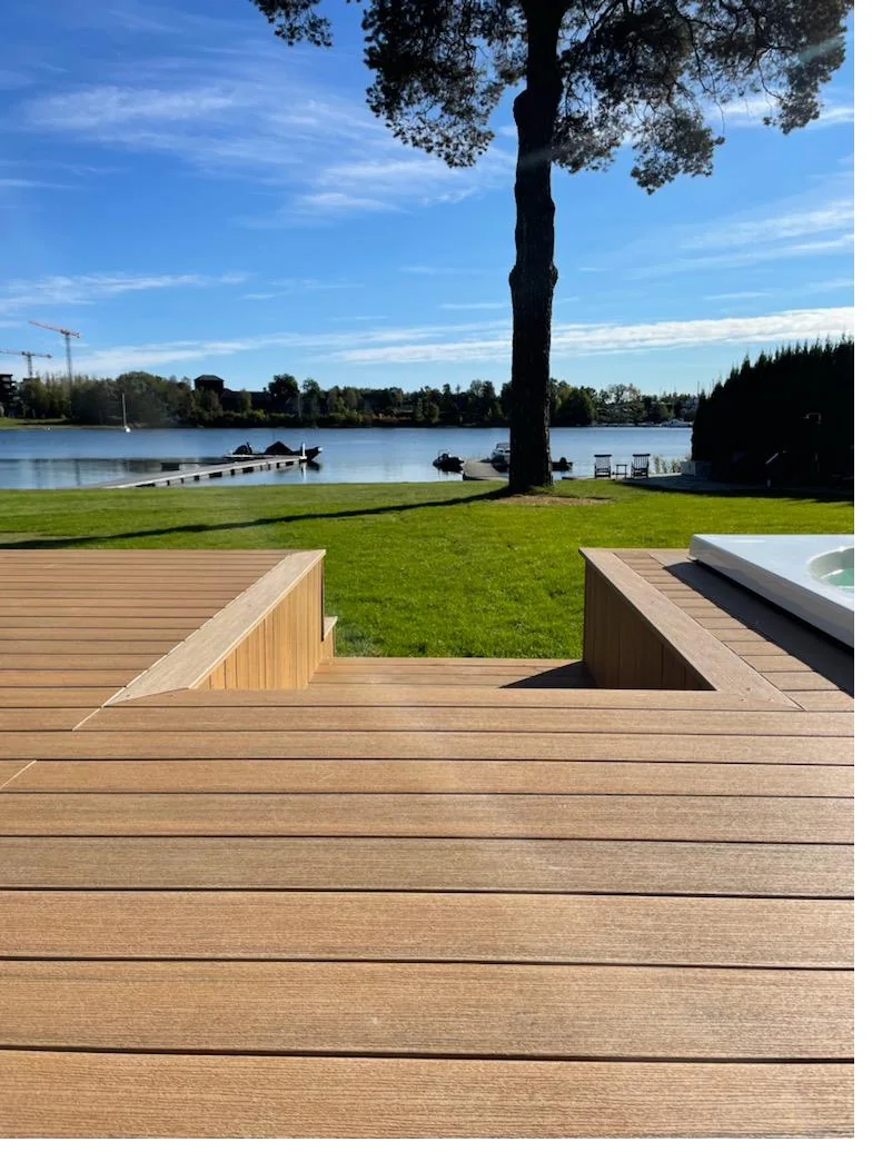 Terrasse i Coconut Husk med innfelt trapp ned mot plenen