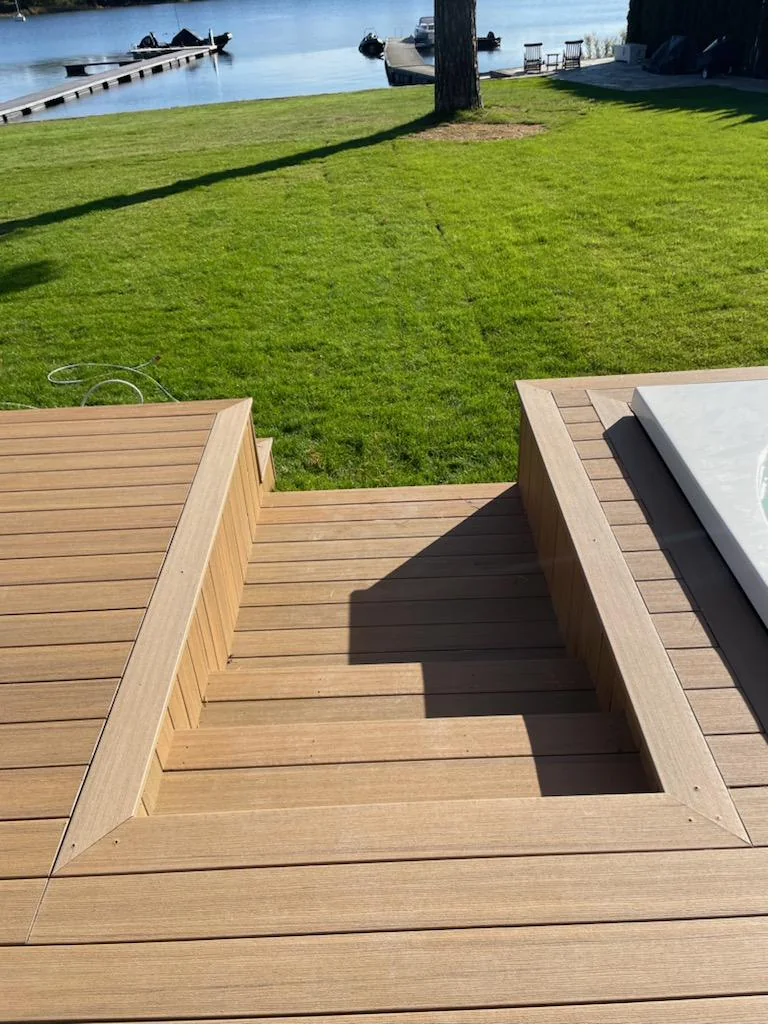 Innfelt trapp i Coconut Husk terrasse sett ovenfra
