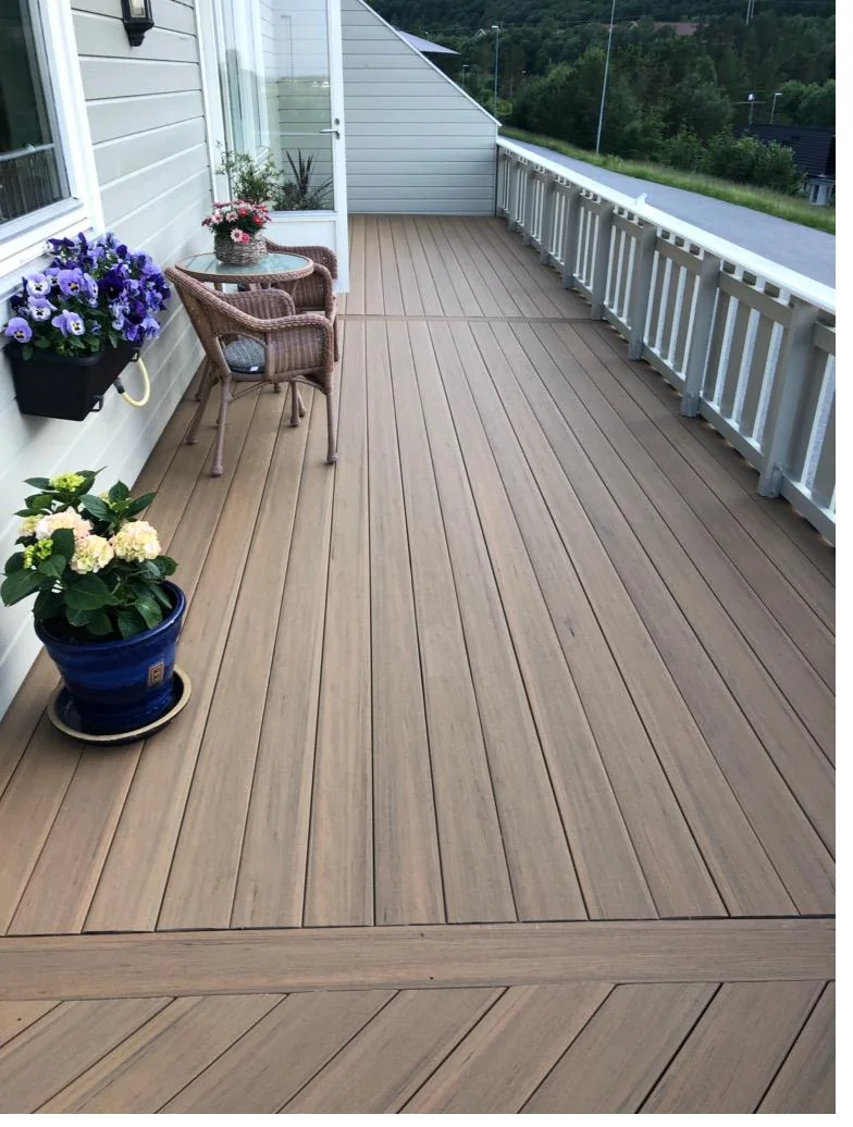Veranda i TimberTech Coconut Husk med hvitt rekkverk