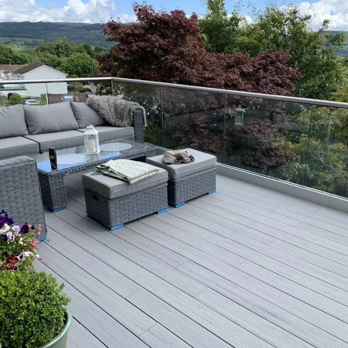 Balkongterrasse i TimberTech Sea Salt Grey med glassrekkverk