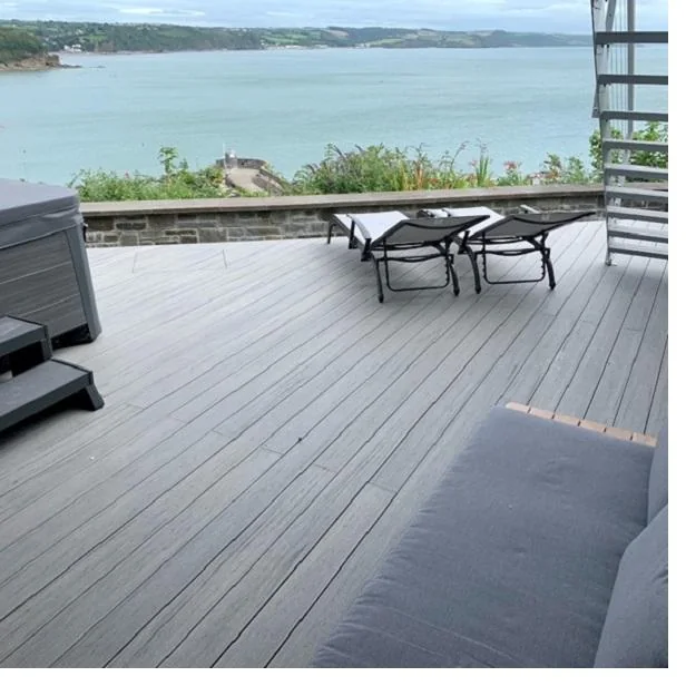 Terrasse i TimberTech Sea Salt Grey med utsikt mot sjøen