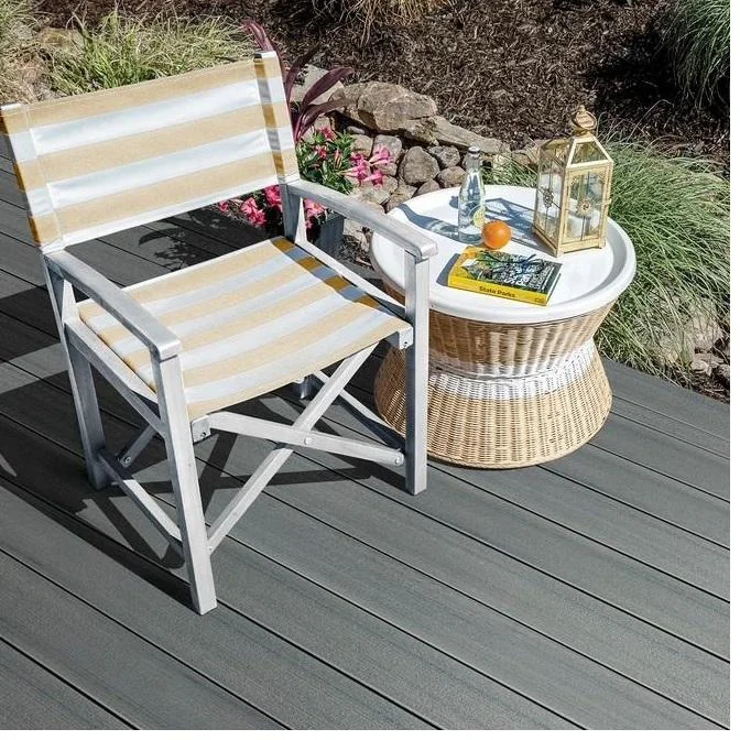 Regissørstol på terrasse i Sea Salt Grey